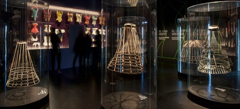 Museo del Diseño de Barcelona “El cuerpo vestido. Siluetas y moda (1550-2015)”